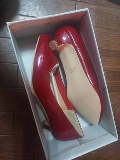 新品、赤色のパンプス