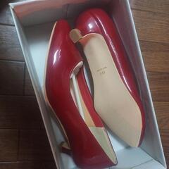 新品、赤色のパンプス
