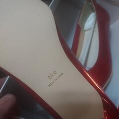 新品、赤色のパンプスの画像