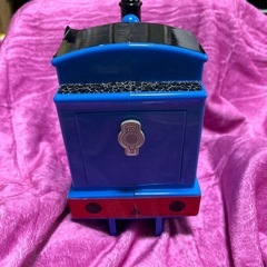 トーマスおもちゃ　オンライン決済ではありません。タイヤ動きます中に電車やお菓子入れられます。　　の画像
