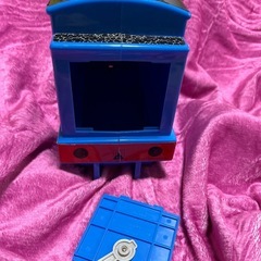 トーマスおもちゃ　オンライン決済ではありません。タイヤ動きます中に電車やお菓子入れられます。　　の画像