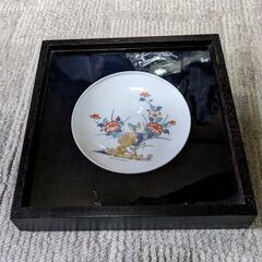 有田焼酒井田柿右衛門窯五寸・牡丹花鳥文皿飾額付き、