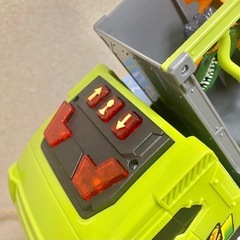 動く恐竜トラックの画像