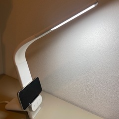 【アイリスオーヤマ】LEDデスクライト|スマホ充電器付　の画像