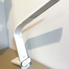 【アイリスオーヤマ】LEDデスクライト|スマホ充電器付　の画像