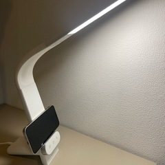 【アイリスオーヤマ】LEDデスクライト|スマホ充電器付　の画像