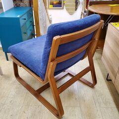 ① 無印良品／MUJI ソファーチェア ブルー/青 ウォールナット材 リビングチェア 定価34900円■横幅55cm×奥行78cm×高さ77cm■近隣配送無料 買取帝国 朝霞店の画像