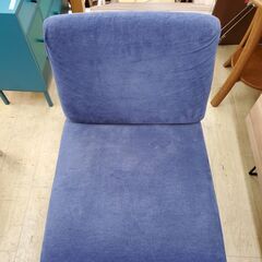 ① 無印良品／MUJI ソファーチェア ブルー/青 ウォールナット材 リビングチェア 定価34900円■横幅55cm×奥行78cm×高さ77cm■近隣配送無料 買取帝国 朝霞店の画像