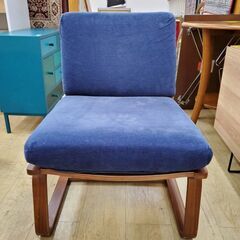 ① 無印良品／MUJI ソファーチェア ブルー/青 ウォールナット材 リビングチェア 定価34900円■横幅55cm×奥行78cm×高さ77cm■近隣配送無料 買取帝国 朝霞店の画像