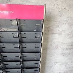 パンフレットスタンド ピンク 店舗用品 3列8段 カタログラック 業務用 事務 収納 中古 Y0514の画像