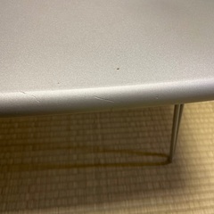 折りたたみ式テーブルの画像
