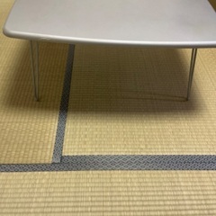 折りたたみ式テーブルの画像
