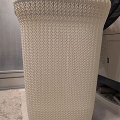 ニット調ランドリーバスケット フタ付き縦型の画像