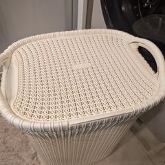 ニット調ランドリーバスケット フタ付き縦型の画像