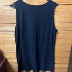 黒 タンクトップ シンプルの画像