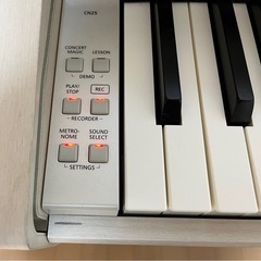 【お譲り決まりました】電子ピアノ　KAWAI CN25 ホワイトの画像