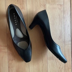 整体パンプス５センチヒール黒色２４cm