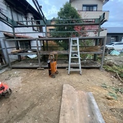 鉄でできた棚
