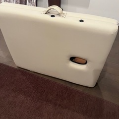 折り畳みマッサージベッド、加湿器2個、体重計のセットです