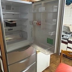 冷蔵庫、台所食器棚、食器の画像