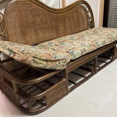 値下げ籐製のソファの画像