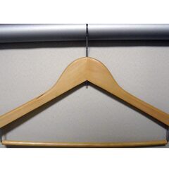 天然木 無垢材 ◆ 木製 ハンガー メンズ 一般用 44cm 69本 ◇ アパレル 店舗用にも ブティック 洋服 コート ダウン アウター シャツ 冬物 ◆の画像