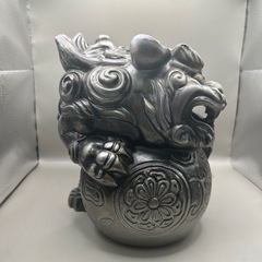 k1118601 置物 鋳物 シーサー大 レトロ　厄除け 魔除け 玉乗り獅子 獅子 狛犬 シーサー ペア 獅子置物  開運 雄雌 対 龍 竜 縁起物  陶器 陶器製 インテリア コレクション 中古品 現状品の画像