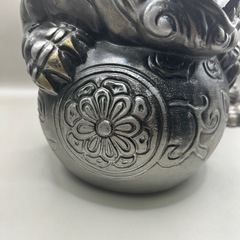 k1118601 置物 鋳物 シーサー大 レトロ　厄除け 魔除け 玉乗り獅子 獅子 狛犬 シーサー ペア 獅子置物  開運 雄雌 対 龍 竜 縁起物  陶器 陶器製 インテリア コレクション 中古品 現状品の画像