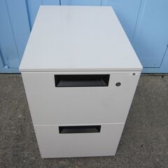 2段ワゴン　鍵あり　ホワイト　プラス製　400ｘ600ｘ610の画像