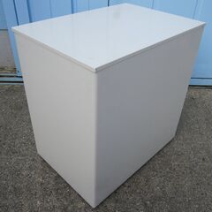 2段ワゴン　鍵あり　ホワイト　プラス製　400ｘ600ｘ610の画像