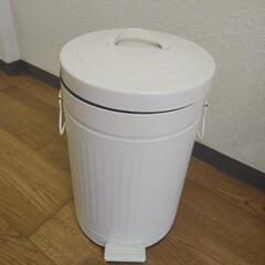 「商談中」ニトリゴミ箱20L
