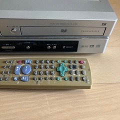 シャープVHS DVD 一体型プレーヤーリモコン付きの画像