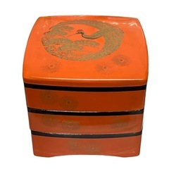 朱色の漆器 重箱 鶴のデザイン 3段