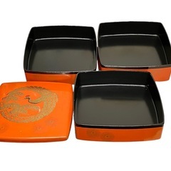 朱色の漆器 重箱 鶴のデザイン 3段の画像