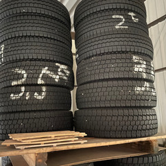 スタッドレスタイヤ　17.5インチのサイズは、2t.3tトラック用の画像