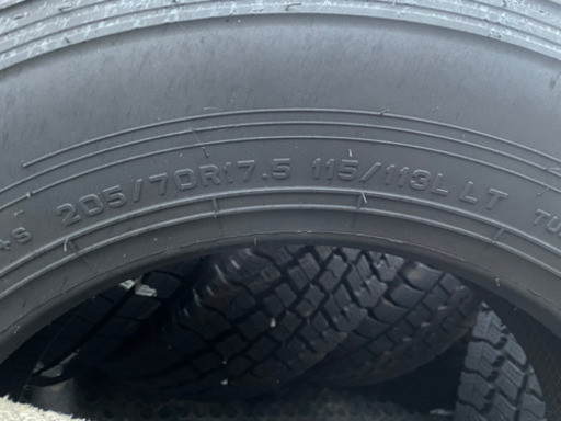スタッドレスタイヤ　17.5インチのサイズは、2t.3tトラック用