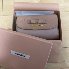 MIU MIUの三つ折り財布の画像