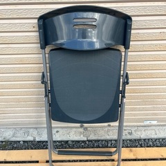 折りたたみ椅子の画像