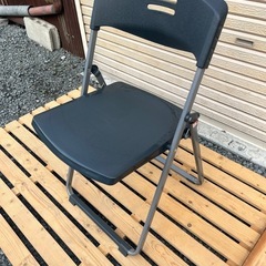 折りたたみ椅子の画像