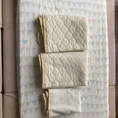 ミニベビー布団セットの固綿敷布団(カバー付)、キルティングパット2枚、防水シーツ1枚の画像