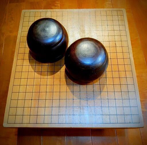 天然木の上品な木目で重厚感があり 比較的綺麗な天地柾の碁盤と比較的 味のある碁笥のセットです。