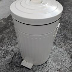 ニトリのゴミ箱、スローで閉じるタイプの画像
