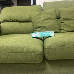 おしゃれな緑色ソファーの画像