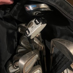 アイアン、ウッドセット。バッグ付きの画像