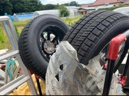 車のタイヤ　4本ホイール付き