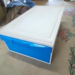 三つあります。 収納ケース 衣装ケース タンス 二つは金属製 カラーボックス 箪笥の画像