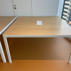 【中古：1/20掲載終了予定】IKEA BEKANT 正方形テーブル：2台あり（1台からでもお譲り可能。1,000円/台）の画像