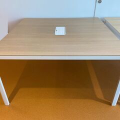 【中古：1/20掲載終了予定】IKEA BEKANT 正方形テーブル：2台あり（1台からでもお譲り可能。1,000円/台）の画像
