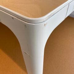 【中古：1/20掲載終了予定】IKEA BEKANT 正方形テーブル：2台あり（1台からでもお譲り可能。1,000円/台）の画像