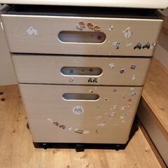 勉強机のサイドワゴン？ニトリ